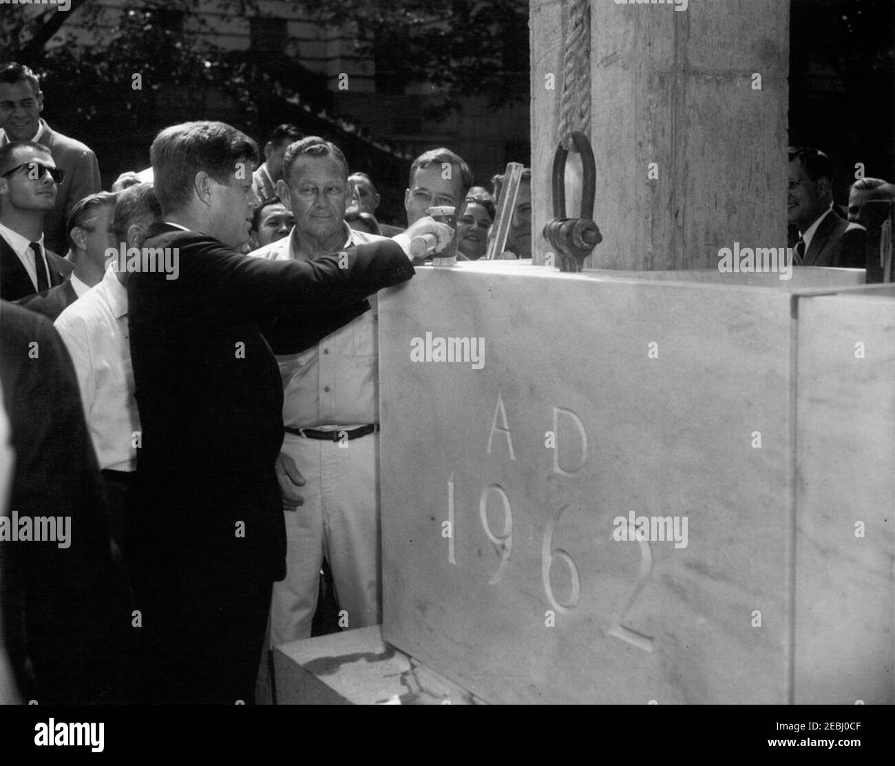 Cerimonia di posa Cornerstone, edificio degli uffici della Casa di Rayburn, 10:28. Il presidente John F. Kennedy partecipa alla cerimonia di posa della pietra angolare per l'edificio degli uffici della Rayburn House, dedicato al defunto Presidente della Camera dei rappresentanti, Sam Rayburn. Quelli che cercano includono: Rappresentante Charles MCC. Mathias, Jr. (Maryland); rappresentante Neal Smith (Iowa); agente di servizio segreto della Casa Bianca, Milt Wilhite. Washington, D.C. Foto Stock