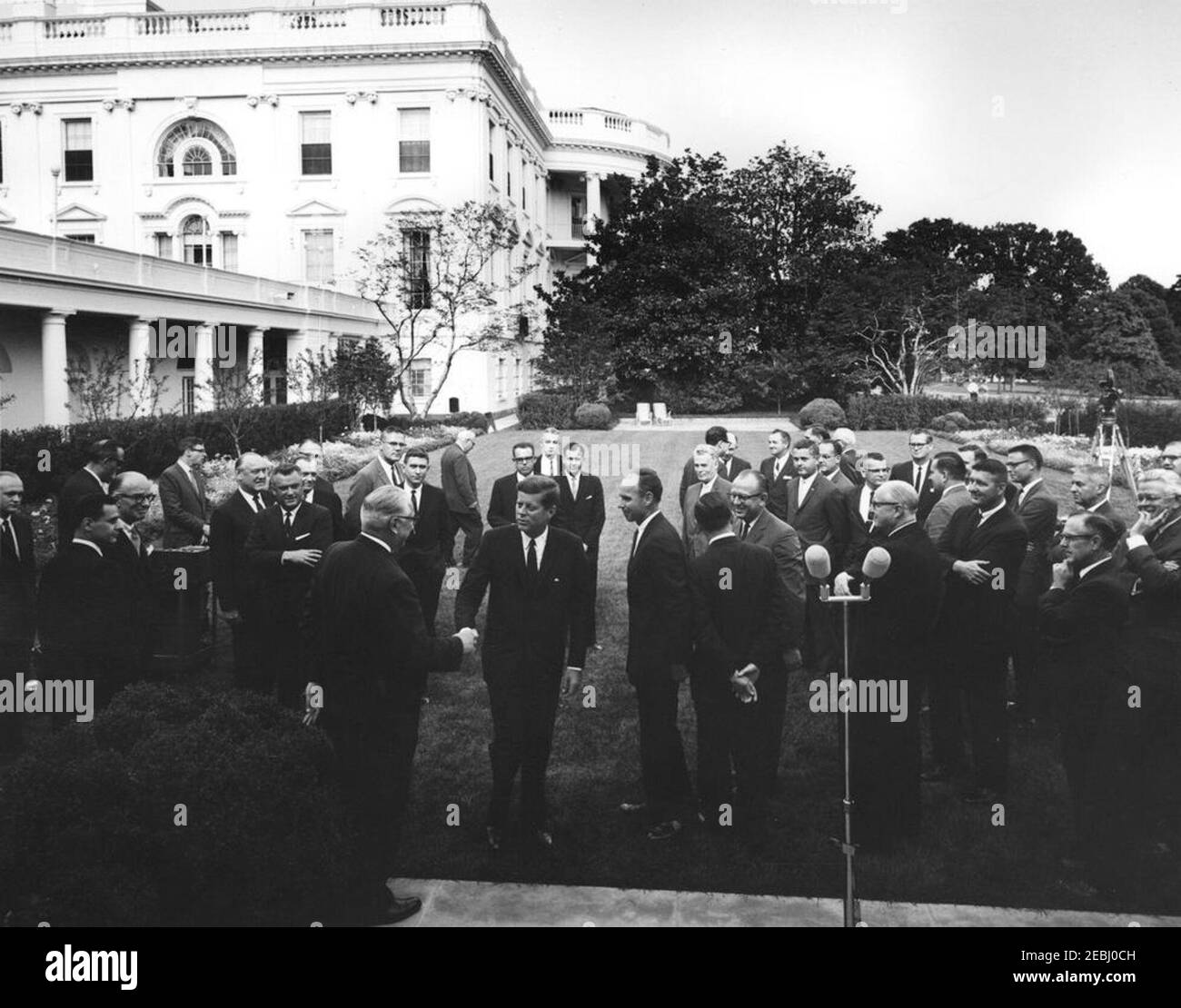 Visita dei partecipanti al Brookings Institutionu0027s Public Policy Conference for Business Executive, 16:55. Il presidente John F. Kennedy visita con i partecipanti alla conferenza di politica pubblica per i dirigenti aziendali del Brookings Institutionu0027s. Rose Garden, White House, Washington, D.C. [per un elenco completo dei partecipanti, vedere il programma del Presidente 2019.] Foto Stock