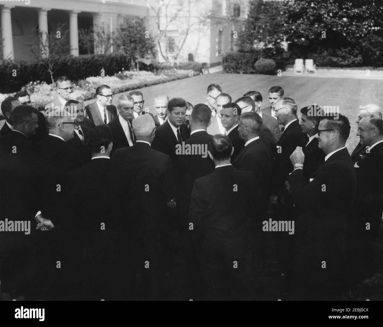 Visita dei partecipanti al Brookings Institutionu0027s Public Policy Conference for Business Executive, 16:55. Il presidente John F. Kennedy visita con i partecipanti alla conferenza di politica pubblica per i dirigenti aziendali del Brookings Institutionu0027s. Rose Garden, White House, Washington, D.C. [per un elenco completo dei partecipanti, vedere il programma del Presidente 2019.] Foto Stock