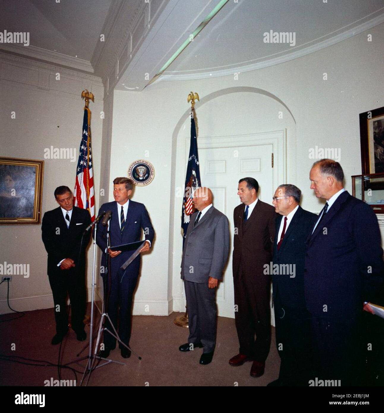 Il presidente Kennedy assiste ad una presentazione di una citazione eccezionale del record a Harry J. Anslinger, ex commissario di Narcotics, 9:37. Il presidente John F. Kennedy presenta un'eccellente citazione all'ex commissario di Narcotics, Harry J. Anslinger. Da sinistra a destra: Il rappresentante Frank M. Karsten (Missouri); il presidente Kennedy; il sig. Anslinger; il segretario aggiunto del Tesoro, James A. Reed; il rappresentante J. Vaughan Gary (Virginia); il segretario del Tesoro, C. Douglas Dillon. Fish Room, White House, Washington, D.C. [fotografia di Dan Lewis] Foto Stock