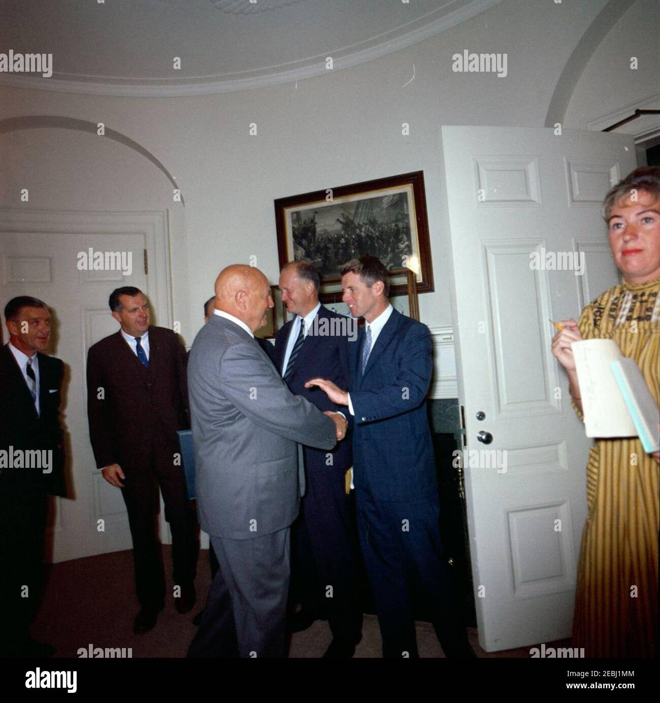 Il presidente Kennedy assiste ad una presentazione di una citazione eccezionale del record a Harry J. Anslinger, ex commissario di Narcotics, 9:37. Il procuratore generale Robert F. Kennedy scuote le mani con l'ex commissario di Narcotici, Harry J. Anslinger, dopo che il sig. Anslinger ha ricevuto una citazione da record eccezionale. Altri (L-R): Rappresentante Frank M. Karsten (Missouri); Segretario aggiunto del Tesoro, James A. Reed; Rappresentante J. Vaughan Gary della Virginia (per lo più nascosto); Segretario del Tesoro, C. Douglas Dillon; Segretario alla Segreteria della Stampa Assistente, Barbara Gamarekian (a porte Foto Stock