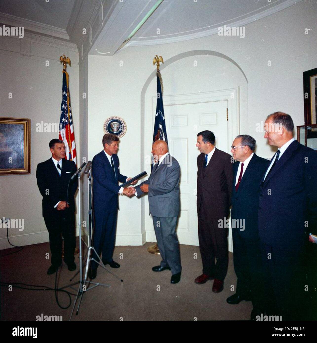 Il presidente Kennedy assiste ad una presentazione di una citazione eccezionale del record a Harry J. Anslinger, ex commissario di Narcotics, 9:37. Il presidente John F. Kennedy scuote le mani con l'ex commissario dei narcotici, Harry J. Anslinger, presentandolo con una citazione da record eccezionale. Da sinistra a destra: Il rappresentante Frank M. Karsten (Missouri); il presidente Kennedy; il sig. Anslinger; il segretario aggiunto del Tesoro, James A. Reed; il rappresentante J. Vaughan Gary (Virginia); il segretario del Tesoro, C. Douglas Dillon. Fish Room, White House, Washington, D.C. [fotografia di Dan Lewis] Foto Stock