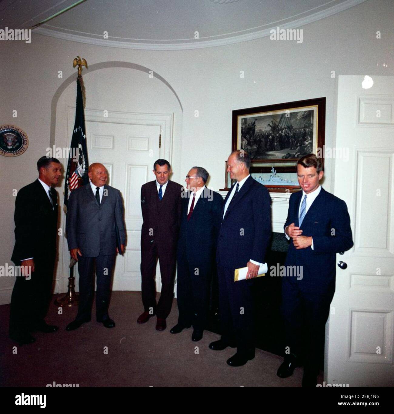 Il presidente Kennedy assiste ad una presentazione di una citazione eccezionale del record a Harry J. Anslinger, ex commissario di Narcotics, 9:37. Presentazione di un'eccellente citazione da record all'ex commissario di Narcotics, Harry J. Anslinger. Da sinistra a destra: Rappresentante Frank M. Karsten (Missouri); Anslinger; Segretario aggiunto del Tesoro, James A. Reed; Rappresentante J. Vaughan Gary (Virginia); Segretario del Tesoro, C. Douglas Dillon; Procuratore Generale, Robert F. Kennedy. Fish Room, White House, Washington, D.C. [Fotografia di Dan Lewis] [punto bianco nella parte superiore destra di Foto Stock