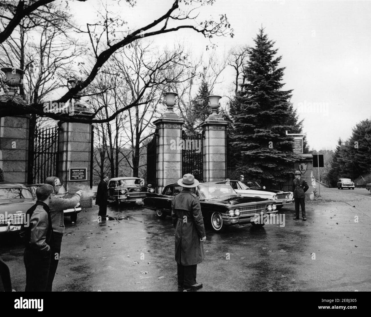 Servizi funerari per la Sig.ra Eleanor Roosevelt, Hyde Park, New York. Le auto escono dal Vanderbilt Mansion National Historic Site durante i funerali per Eleanor Roosevelt. Hyde Park, New York. Foto Stock