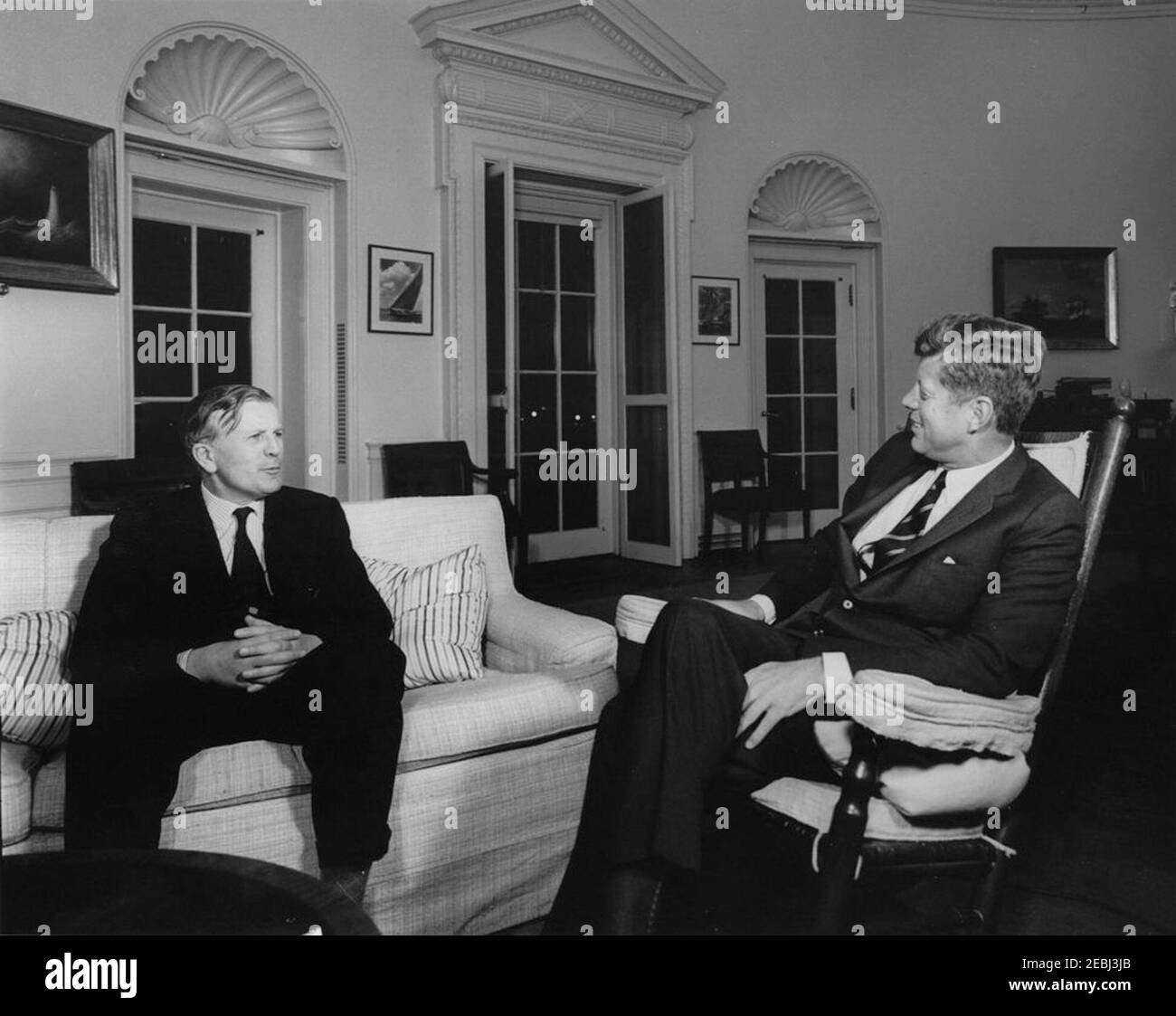 Incontro con Jo Gridon, leader del Partito Liberale della Gran Bretagna, 16:32. Il presidente John F. Kennedy (in presidenza a dondolo) incontra il leader del Partito Liberale della Gran Bretagna, Jo Gridon. Ufficio ovale, Casa Bianca, Washington, D.C. Foto Stock