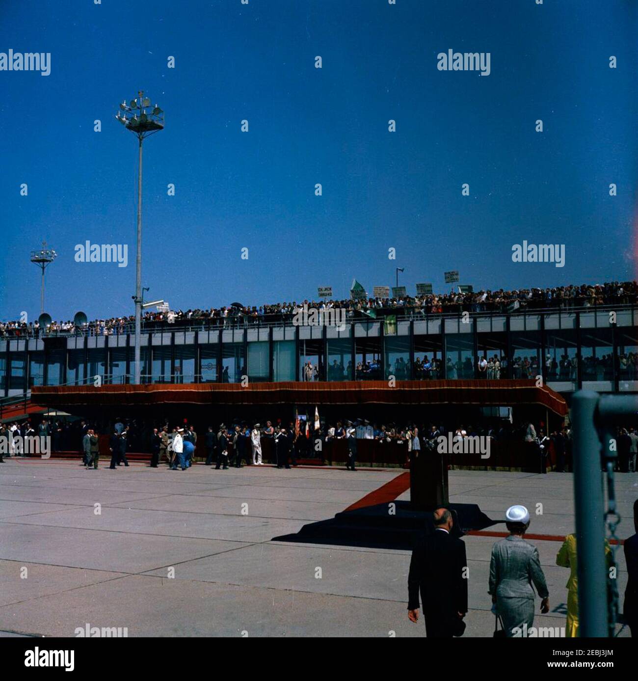 Viaggio in Europa: Italia, Roma: Arrivo all'aeroporto di Fiumicino e presentazione del regalo del Presidente Antonio segni al Palazzo del Quirinale. Folle di persone si riuniscono per l'arrivo del presidente John F. Kennedy all'aeroporto di Fiumicino a Roma. Foto Stock