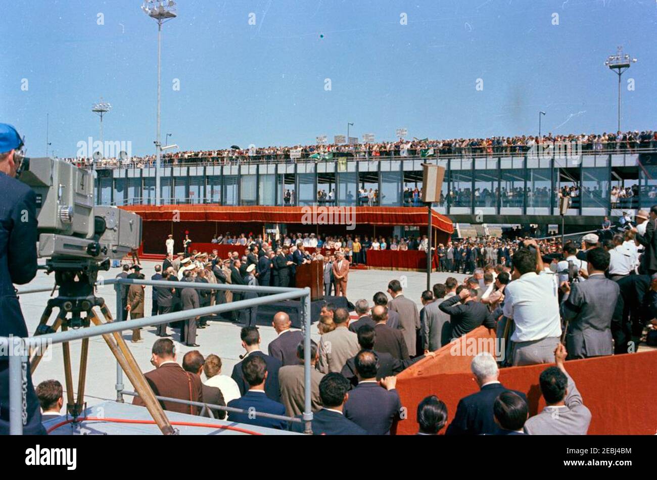 Viaggio in Europa: Italia, Roma: Arrivo all'aeroporto di Fiumicino e presentazione del regalo del Presidente Antonio segni al Palazzo del Quirinale. Il presidente John F. Kennedy (al leggio) fa un commento per una grande folla riunita all'aeroporto di Fiumicino al suo arrivo a Roma, Italia. Foto Stock