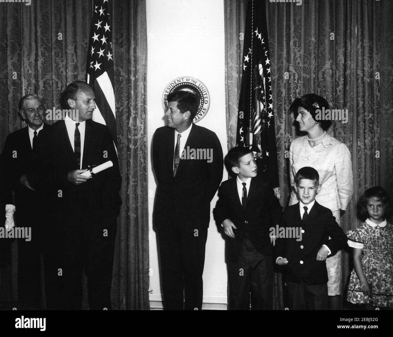 Giuramento in cerimonia, William Battle, Ambasciatore degli Stati Uniti in Australia, 17:14. Il presidente John F. Kennedy visita il nuovo ambasciatore degli Stati Uniti in Australia, William C. Battle, e la sua famiglia durante la cerimonia di giuramento del signor Battleu0027s. Da sinistra a destra: Ex Governatore della Virginia, John S. Battle; Battaglia dell'Ambasciatore; Presidente Kennedy; Battaglia di W. Cullen, Jr.; Battaglia di Robert W.; Battaglia di Barry Webb (sul retro); Battaglia di Janie. Sala armadio, Casa Bianca, Washington, D.C. Foto Stock