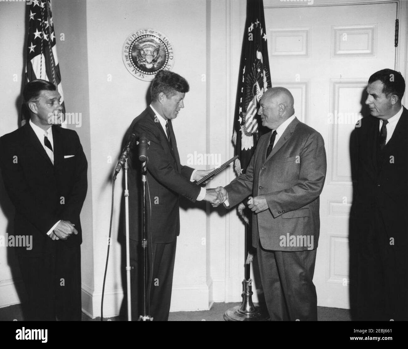 Il presidente Kennedy assiste ad una presentazione di una citazione eccezionale del record a Harry J. Anslinger, ex commissario di Narcotics, 9:37. Il presidente John F. Kennedy scuote le mani con l'ex commissario dei narcotici, Harry J. Anslinger, presentandolo con una citazione da record eccezionale. Il rappresentante Frank M. Karsten (Missouri) si trova a sinistra; il Segretario aggiunto del Tesoro, James A. Reed, si trova a destra. Fish Room, Casa Bianca, Washington, D.C. Foto Stock