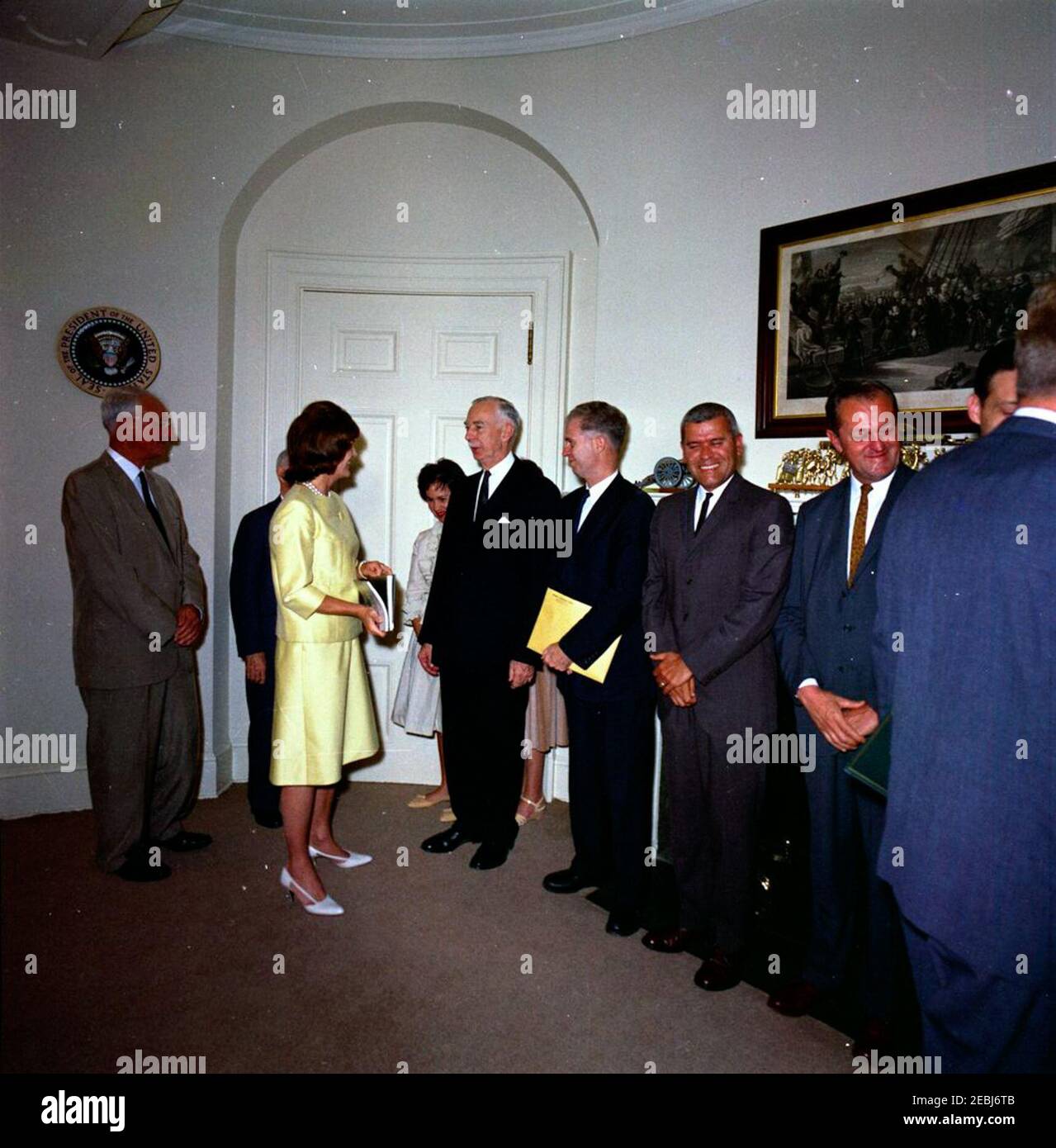 Presentazione della prima Guida della Casa Bianca al Presidente Kennedy u0026 First Lady Jacqueline Kennedy (JBK), 16:25. Presentazione della nuova guida della Casa Bianca al presidente John F. Kennedy e alla First Lady Jacqueline Kennedy da parte dei membri della National Geographic Society (NGS) e della White House Historical Association (WHHA); u0022La Casa Bianca: Una guida storica, u0022 una pubblicazione congiunta del NGS e del WHHHA, è stata stampata da Judd u0026 Detweiler, Inc. Da sinistra a destra: Presidente e redattore del NGS, Dr. Melville Bell Grosvenor; Presidente della Commissione delle Belle Arti e Presidente del t Foto Stock