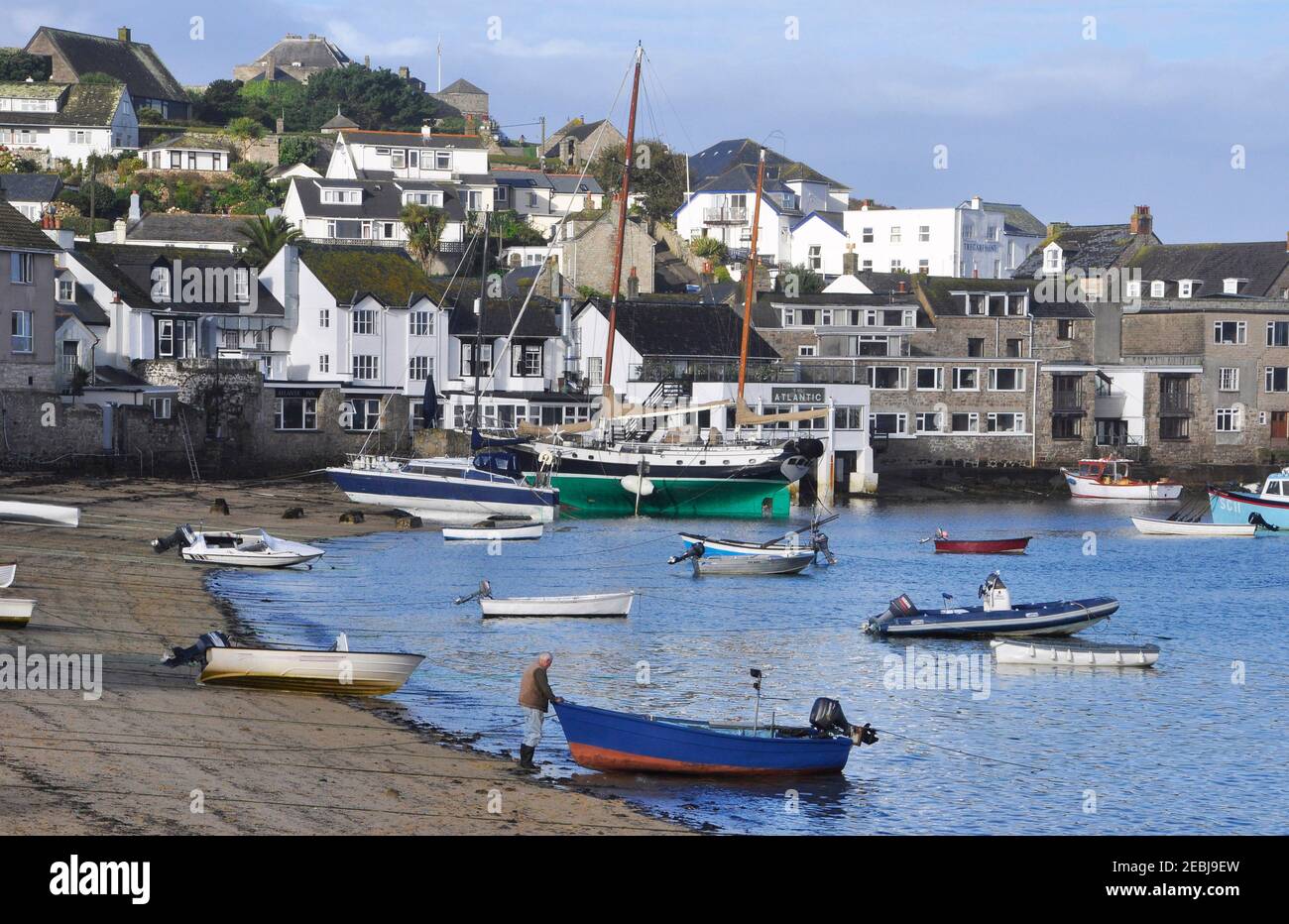 La marea entra sulla spiaggia cittadina di Hugh Town su St Marys, Isole di Scilly. L'Atlantic Hotel si affaccia sul porto con lo Star Castle Hotel sopra Foto Stock