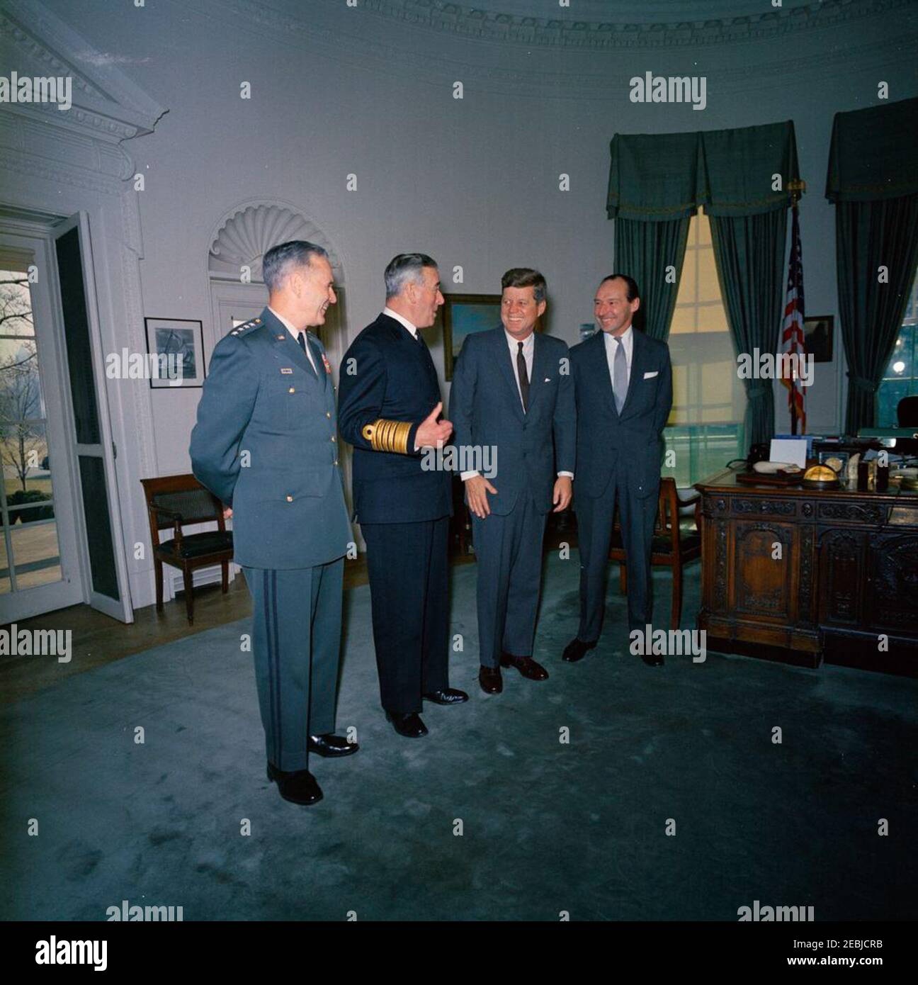 Incontro con il conte Mountbatten, capo dello staff della Difesa Britannica, ORE 12:05. Il presidente John F. Kennedy incontra il capo del personale della Difesa delle forze armate britanniche e l'ammiraglio della flotta, Lord Louis Mountbatten, primo conte Mountbatten della Birmania. Da sinistra a destra: Presidente dei capi di Stato maggiore, generale Maxwell D. Taylor; Lord Mountbatten; Presidente Kennedy; Ambasciatore di Gran Bretagna, Sir David Ormsby-Gore. Ufficio ovale, Casa Bianca, Washington, D.C. Foto Stock