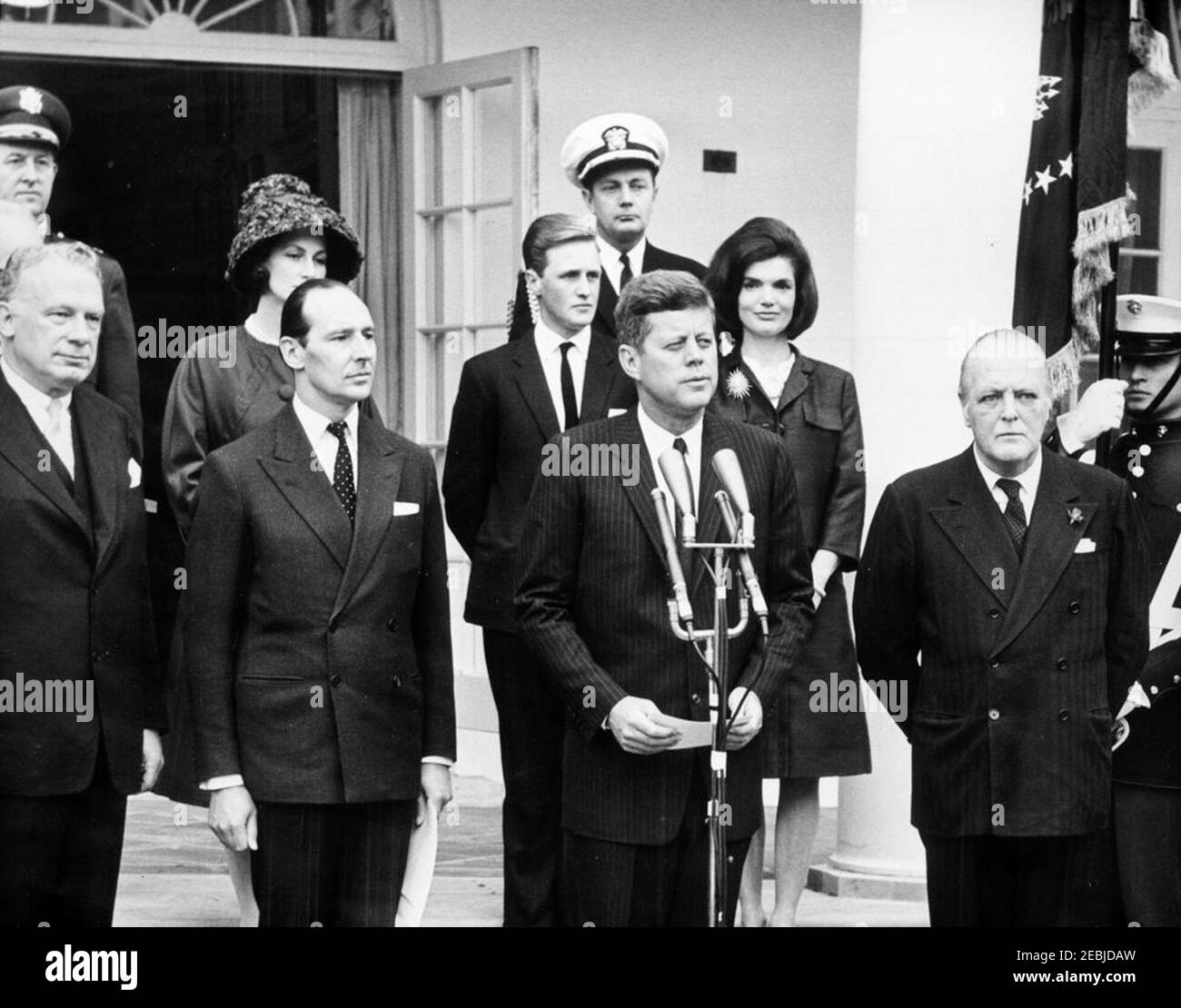 Cerimonia di firma, proclamazione che dichiara Sir Winston Churchill un cittadino onorario degli Stati Uniti, 14:50 PM. Il presidente John F. Kennedy ha espresso le sue osservazioni durante una cerimonia di proclamazione che ha dichiarato l’ex primo ministro britannico, Sir Winston Churchill, cittadino onorario degli Stati Uniti. Prima fila (L-R): Sottosegretario di Stato, George Ball; Ambasciatore di Gran Bretagna, Sir David Ormsby-Gore; Presidente Kennedy; Randolph Churchill, figlio di Sir Winston Churchill. File posteriori (L-R): Aide militare al presidente, il generale Chester V. Clifton (molto indietro); Sylvia Thomas Ormsby-Gore, moglie dei Briti Foto Stock