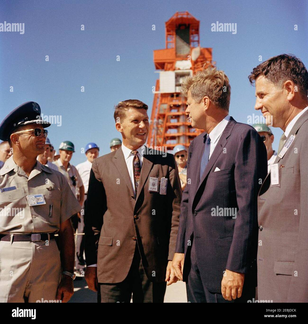 Visita delle installazioni della NASA: Cape Canaveral Florida, 14:31. Il presidente John F. Kennedy visita con il comandante dell'astronauta Walter M. Schirra, durante un tour del complesso di lancio Mercury-Atlas presso la stazione dell'aeronautica di Cape Canaveral, Cape Canaveral, Florida. Da sinistra a destra: Comandante della 6555a Ala di prova aerospaziale, colonnello Paul R. Wignall; comandante Schirra; presidente Kennedy; responsabile delle operazioni della Florida per il Centro Spacecraft presidiato, G. Merritt Preston. I lavoratori del sito osservano in background. Il presidente ha visitato Cape Canaveral come parte di un tour di ispezione di due giorni dell'aeronautica nazionale Foto Stock