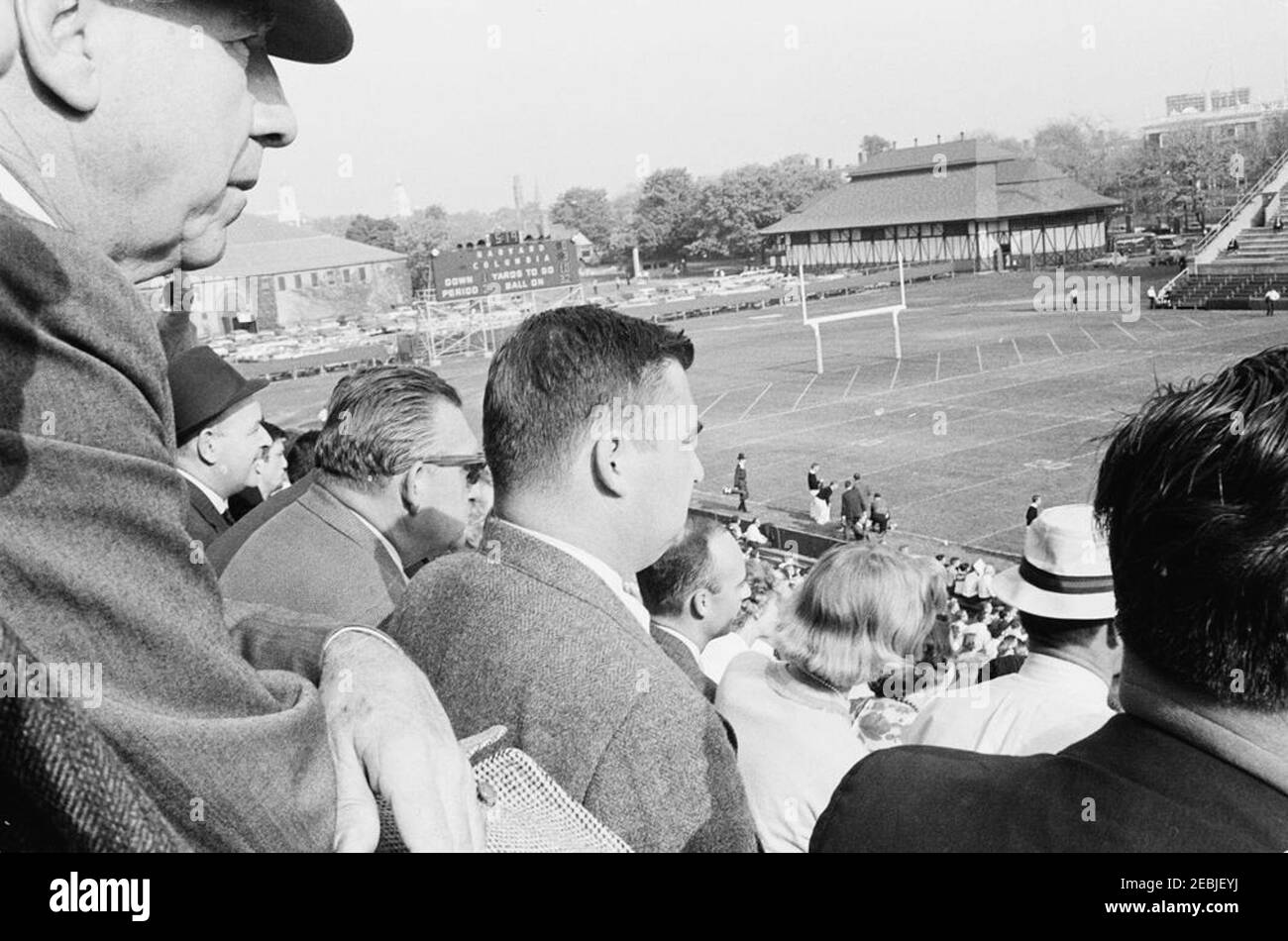 Viaggio nel Maine u0026 Massachusetts: Massachusetts, Boston, Harvard-Columbia Football Game, 13:50. Il segretario alla stampa, Pierre Salinger, partecipa a una partita di calcio tra l'Università di Harvard e la Columbia University. Harvard Stadium, Boston, Massachusetts. Foto Stock