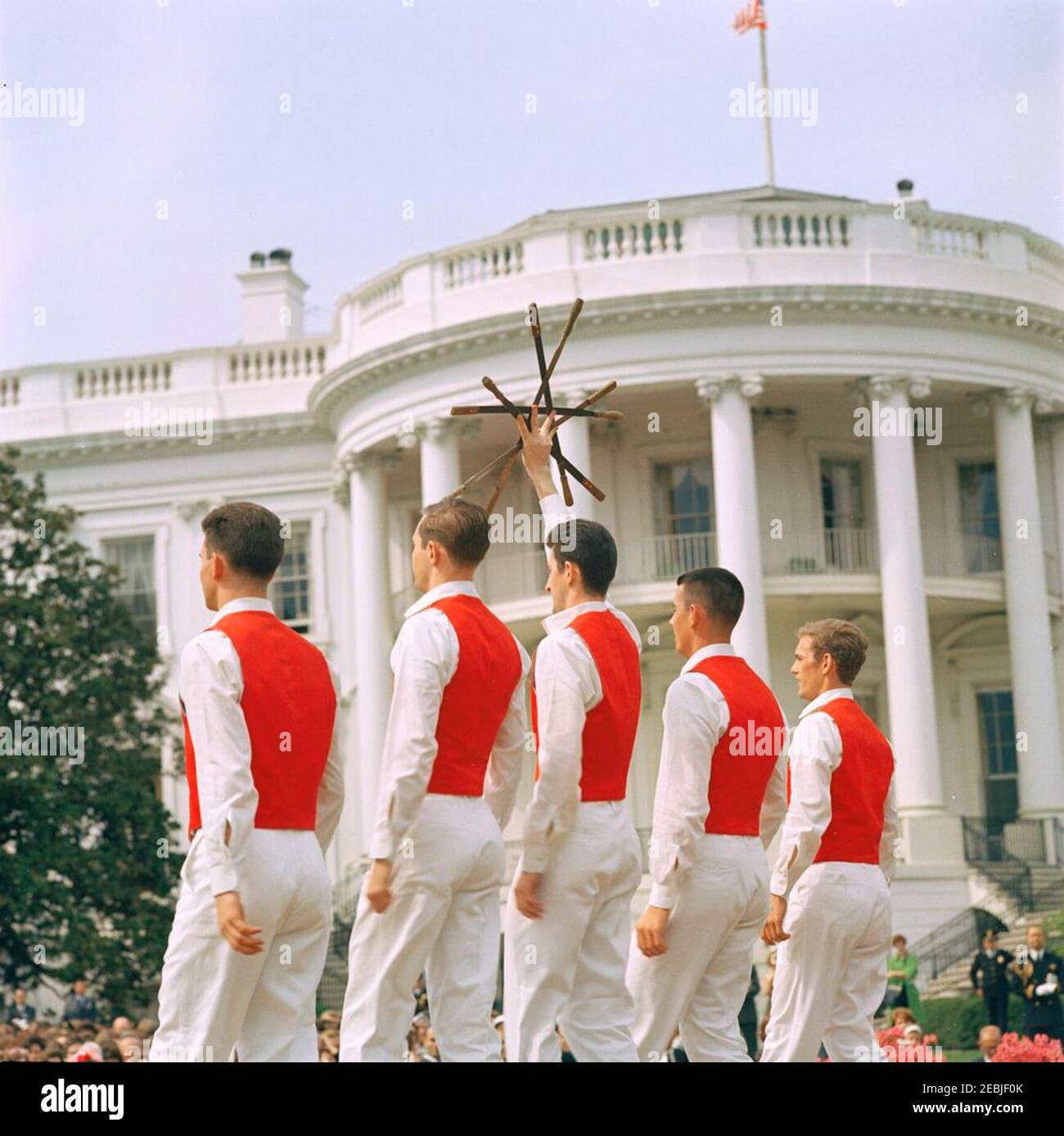 First Lady Jacqueline Kennedyu0027s (JBK) programma musicale per giovani, 14:10. I membri del Berea (Kentucky) College Country Dancers si esibiscono sul palco durante la sesta puntata di First Lady Jacqueline Kennedyu2019s Musical Programs for Youth by Youth. South Lawn, Casa Bianca, Washington, D.C. Foto Stock