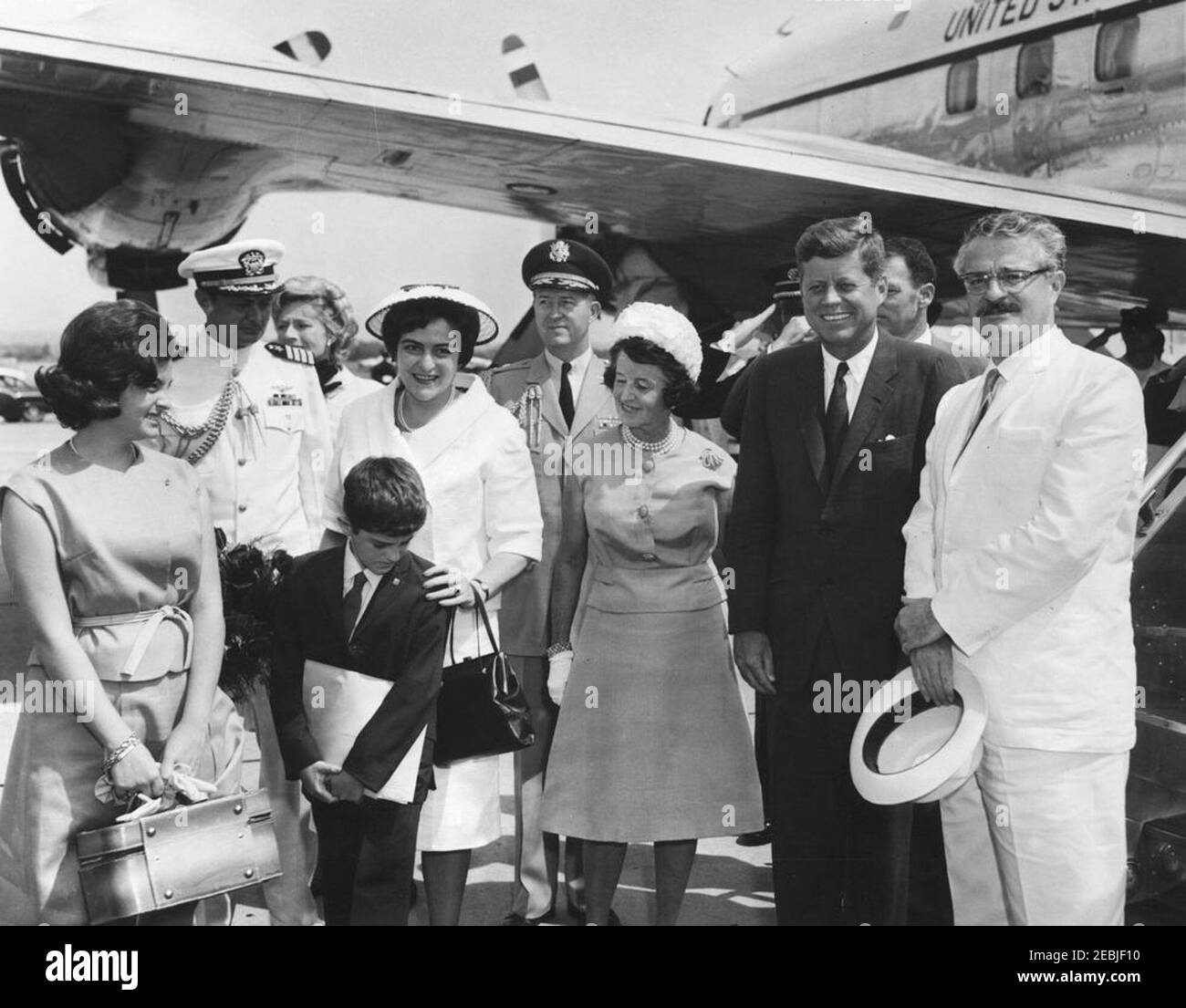 Cerimonia di arrivo per Carlos Julio Arosemena Monroy, Presidente dell'Ecuador, ore 11. Il presidente John F. Kennedy e Rose Fitzgerald Kennedy si levano in piedi con il presidente della Repubblica dell'Ecuador, il Dott. Carlos Julio Arosemena Monroy e la prima Signora della Repubblica dell'Ecuador, Gladys Peet de Arosemena, al loro arrivo all'aeroporto nazionale di Washington. In primo piano (L-R): Sandra Arosemena; Carlos Julio Arosemena, Jr.; Sig.ra Arosemena; Sig.ra Kennedy; Presidente Kennedy; Presidente Arosemena Monroy. In background (L-R): Naval Aide al presidente Kennedy, Capitano Tazewell T. Shepard, Jr.; Robin Chandler Duke (moglie Foto Stock