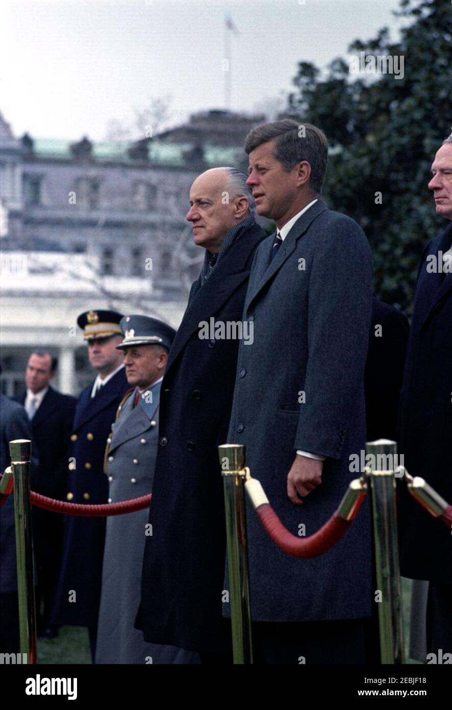 Cerimonia di arrivo per Jorge Alessandri Rodru00edguez, Presidente del Cile, 11:15. Cerimonia di arrivo per il Presidente del Cile, Jorge Alessandri Rodru00edguez. In piedi sulla piattaforma di revisione in primo piano (L-R): Il presidente Alessandri Rodru00edguez; il presidente John F. Kennedy; il segretario di Stato degli Stati Uniti, George Ball. South Lawn, Casa Bianca, Washington, D.C. Foto Stock