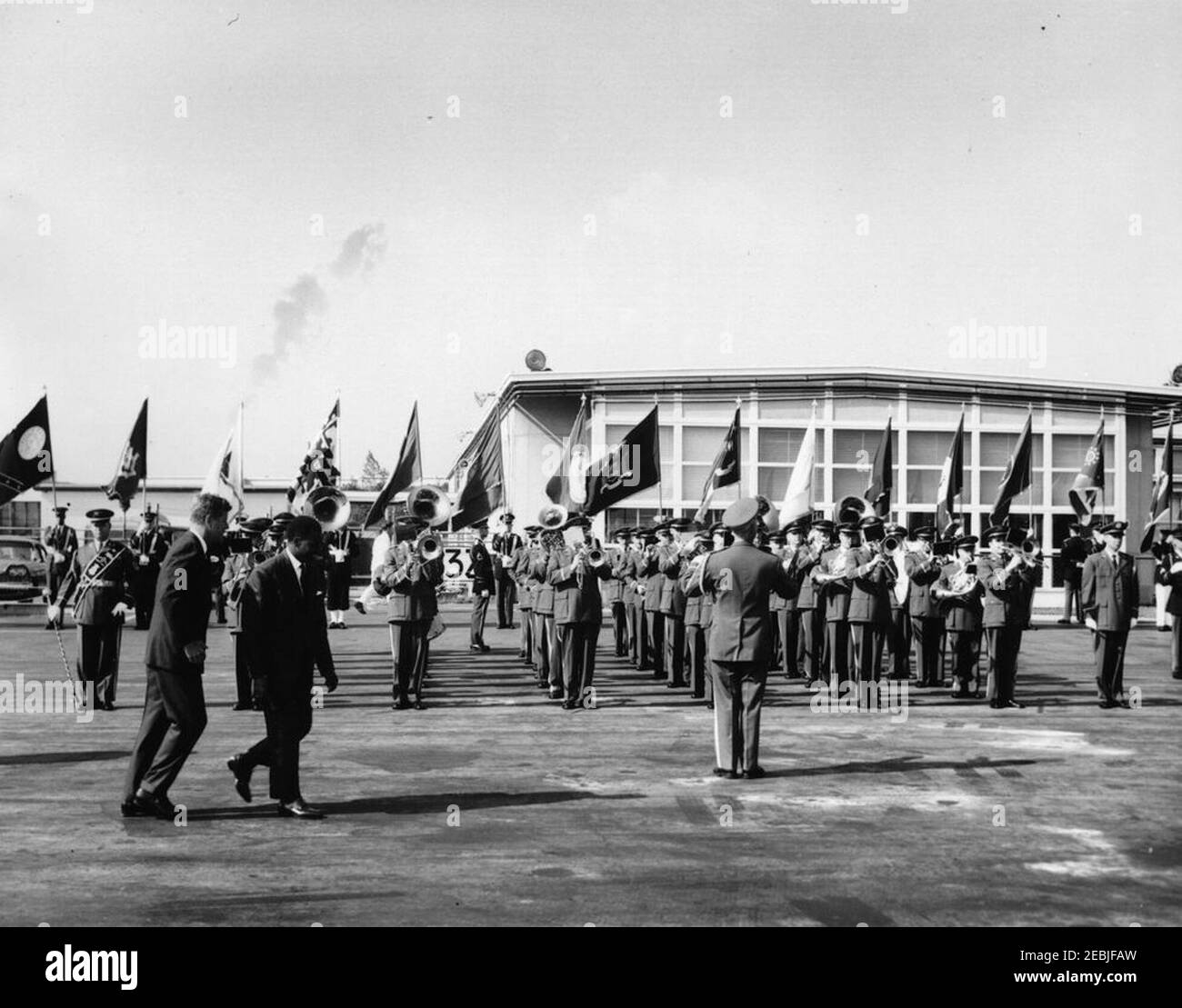 Cerimonia di arrivo per Ahmed Su00e9kou Touru00e9, Presidente della Guinea, ore 11:00. Il presidente John F. Kennedy (a sinistra) cammina con il presidente della Guinea, Ahmed Su00e9kou Touru00e9, durante le cerimonie di arrivo in onore del presidente Touru00e9; una banda militare suona sullo sfondo. Terminal del Servizio militare di trasporto aereo (MATS), Aeroporto Nazionale di Washington, Washington D.C. Foto Stock