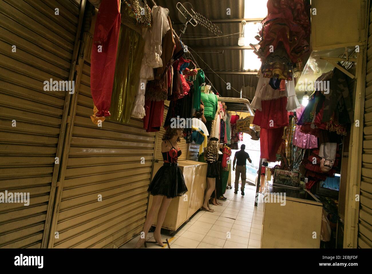 Cochabamba, Bolivia. 12 Feb 2021. I luoghi in cui la gente normalmente affitta travestimenti per carnevale sono chiusi quest'anno. Anche se il carnevale ha una lunga tradizione in questa regione boliviana, tutti gli eventi sono stati annullati a causa di corona. Credit: David Flores/dpa/Alamy Live News Foto Stock
