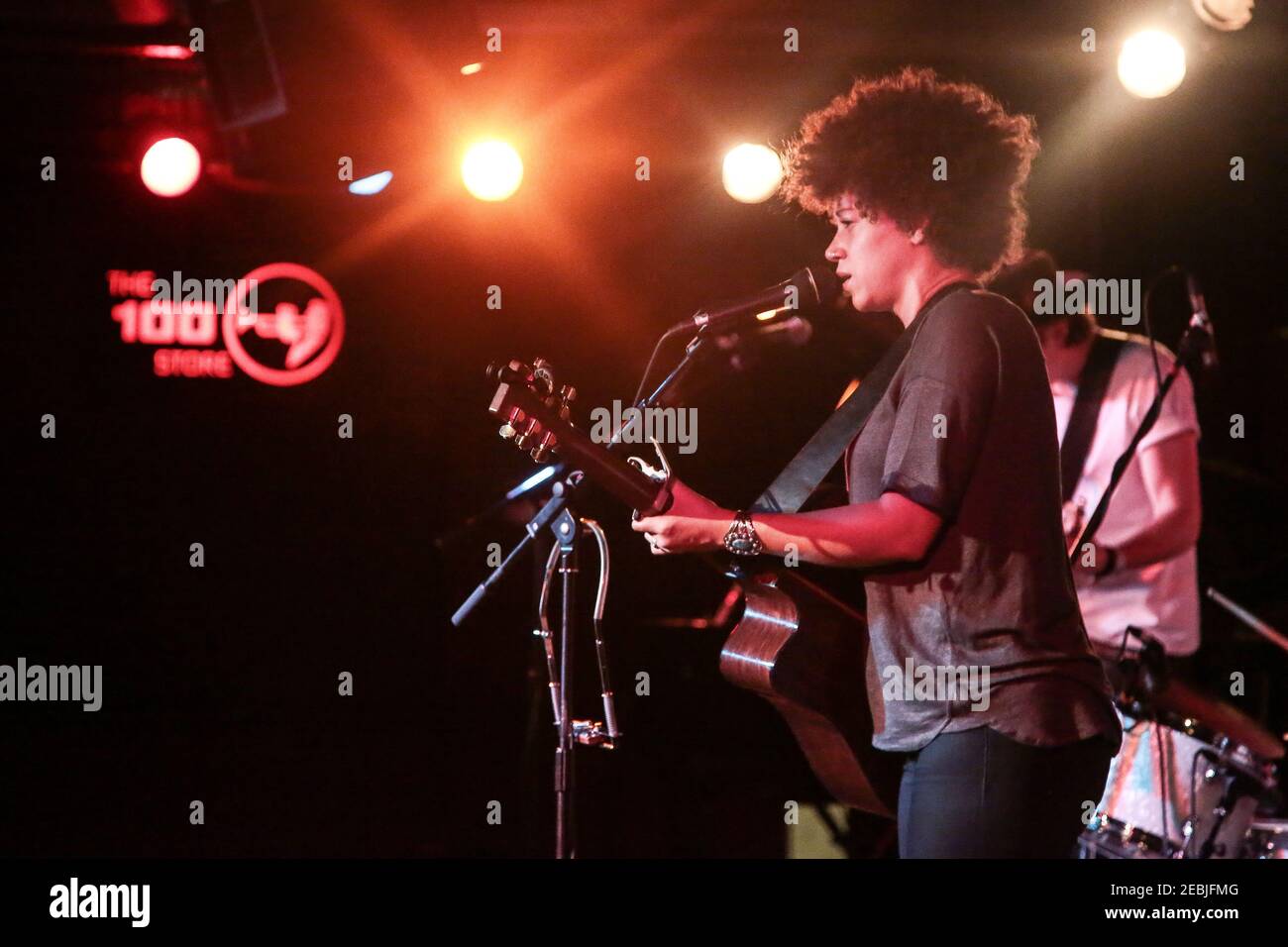 Chastity Brown si esibisce sul palco presso l'iconico Club 100 In Oxford Street di Londra Foto Stock