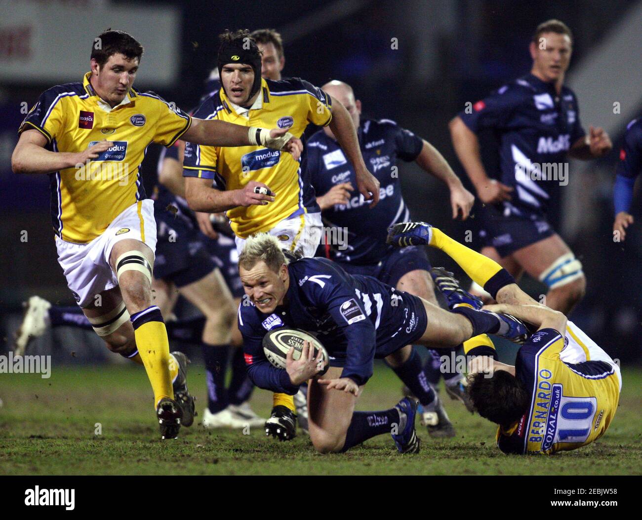 Rugby Union - sale Sharks v Leeds Carnegie Guinness Premiership - Edgeley Park - 15/2/08 sale's Lee Thomas (C) in azione con Alberto di Bernardo di Leeds (R) Mandatory Credit: Action Images / Jason Cairnduff Livepic Foto Stock