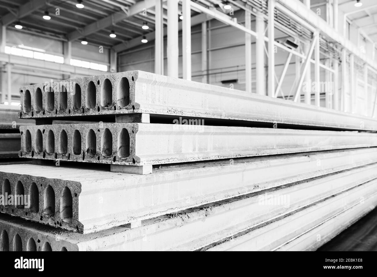 Pila di piastre prefabbricate in calcestruzzo armato in una casa-building workshop in fabbrica Foto Stock