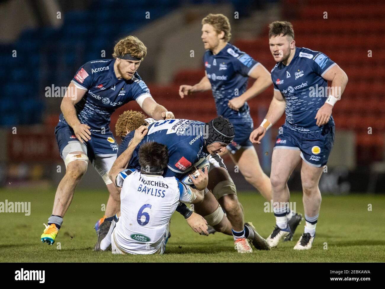 12 febbraio 2021; AJ Bell Stadium, Salford, Lancashire, Inghilterra; English Premiership Rugby, sale Sharks contro Bath; JP du Preez of sale Sharks è affrontato da Josh Bayliss di Bath Rugby Foto Stock