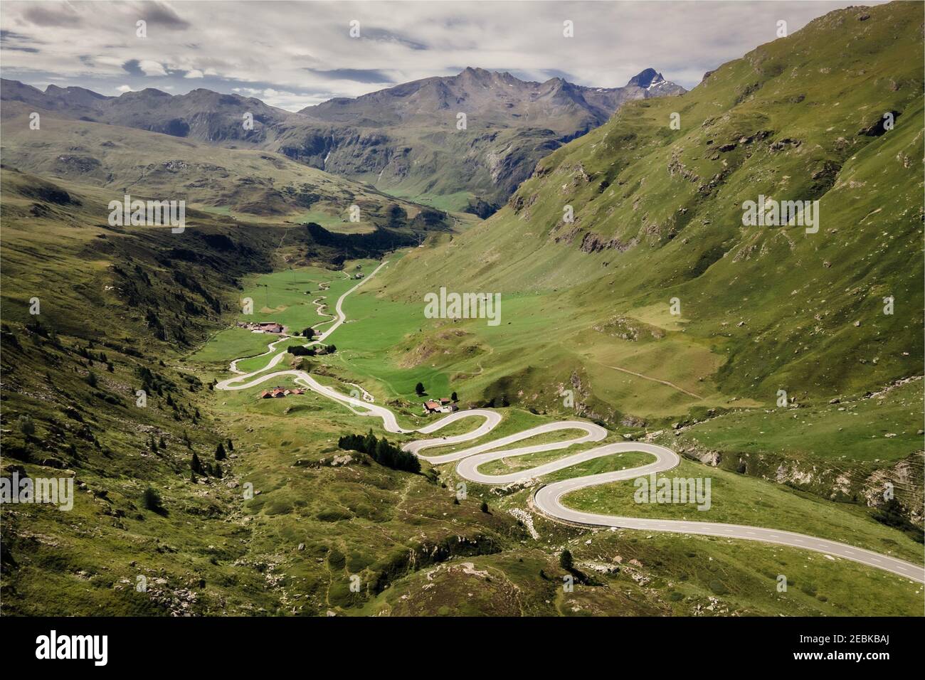 Drone foto di strade tortuose sul passo di Julierin Svizzera Foto Stock