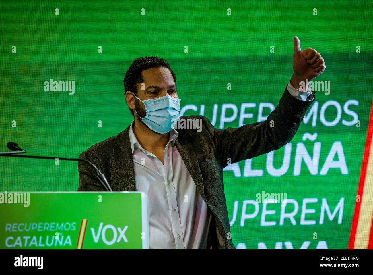 Barcellona, Spagna. 12 Feb 2021. IGNACIO GARRIGA, candidato del partito di destra VOX per la presidenza catalana, si rivolge ai sostenitori durante la riunione di chiusura della campagna del partito Credit: Matthias Oesterle/Alamy Live News Foto Stock