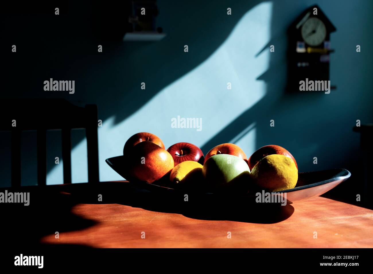 Ciotola di frutta bagnata nel sole del pomeriggio Foto Stock