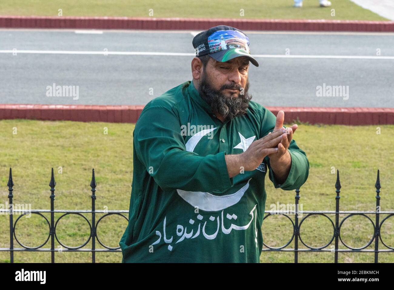 A causa della pandemia del COVID-19, l'abbassamento della cerimonia delle bandiere al confine di Wagah, Punjab, Pakistan è stato minimo in India senza spettatori Foto Stock