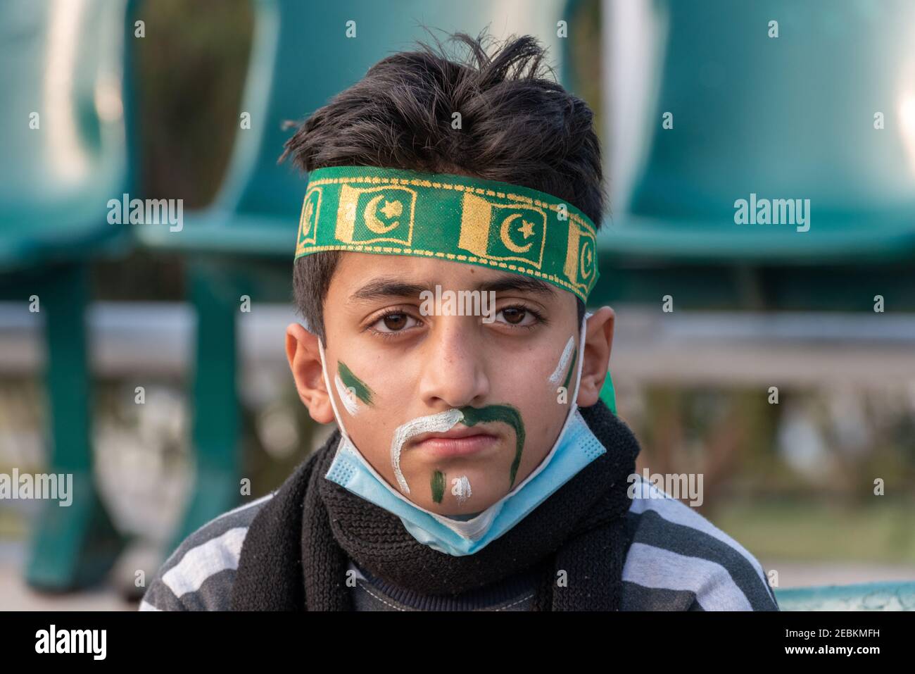 A causa della pandemia del COVID-19, l'abbassamento della cerimonia delle bandiere al confine di Wagah, Punjab, Pakistan è stato minimo in India senza spettatori Foto Stock