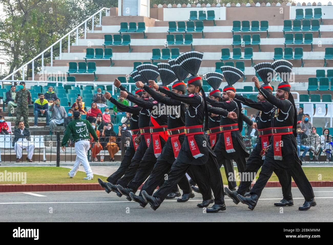 A causa della pandemia del COVID-19, l'abbassamento della cerimonia delle bandiere al confine di Wagah, Punjab, Pakistan è stato minimo in India senza spettatori Foto Stock