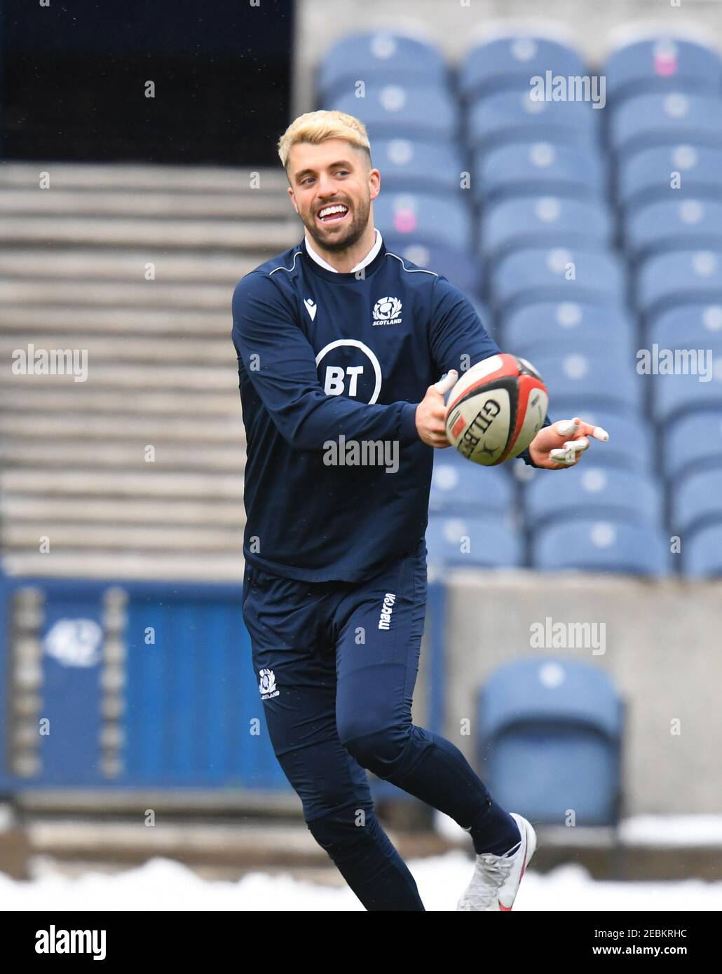 BT Murrayfield Stadium, Edinburgh.Scotland UK.12th Feb 21. Scotland Rugby Squad sessione di allenamento per la partita di Guinness Six Nations vs Wales Pic Shows Scotland Adam Hastings Credit: eric mcowat/Alamy Live News Foto Stock