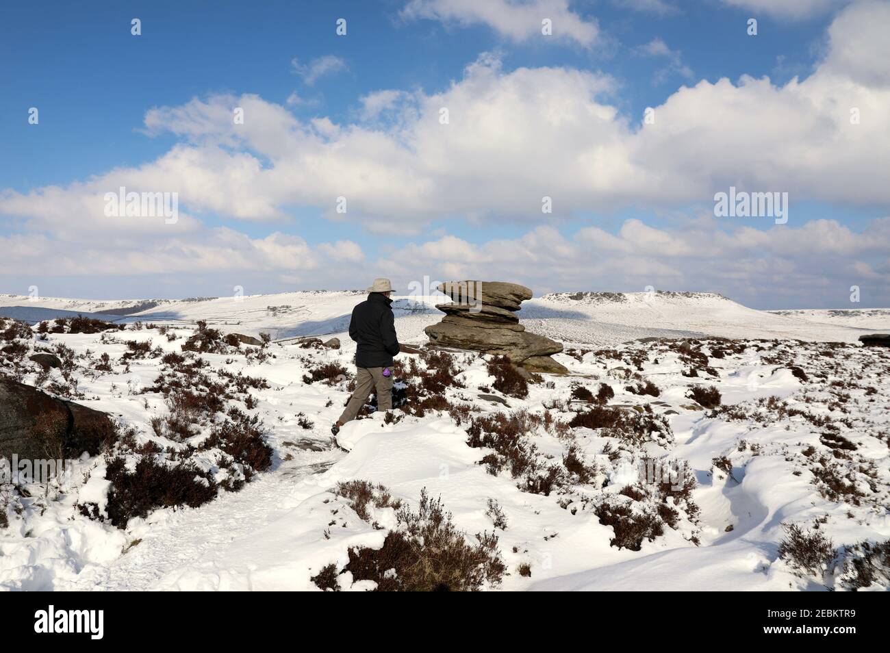 Oltre il guinzaio Tor su Hathersage Moor nel Peak District Parco nazionale Foto Stock