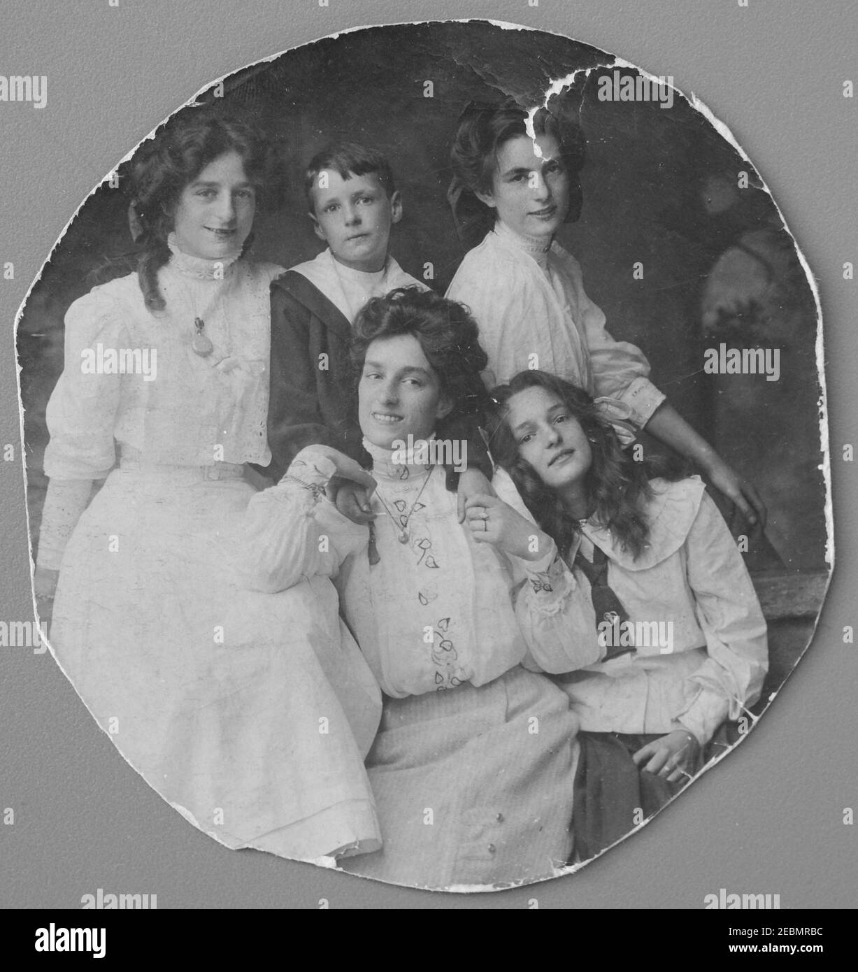 Studio photo, Manchester UK/ Old monocromo fotografia di bene-a-fare famiglia risalente all'epoca vittoriana. Foto Stock