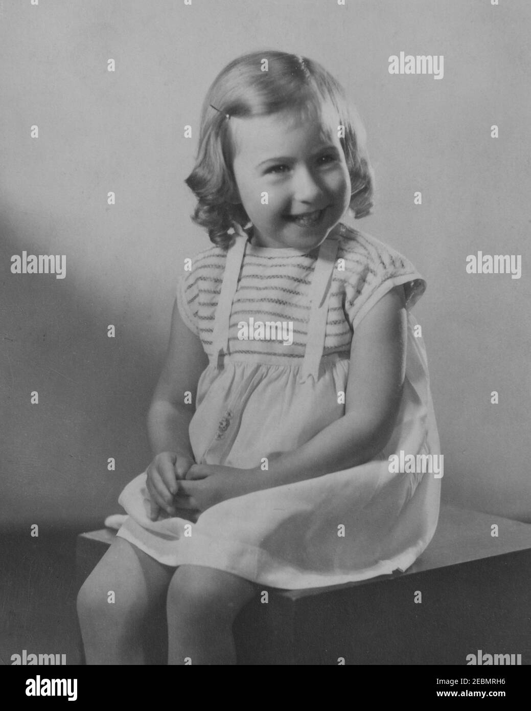 Fotografia monocromatica d'epoca di una giovane ragazza caucasica con anelli, risalente all'epoca edoardiana degli anni '20. Foto Stock