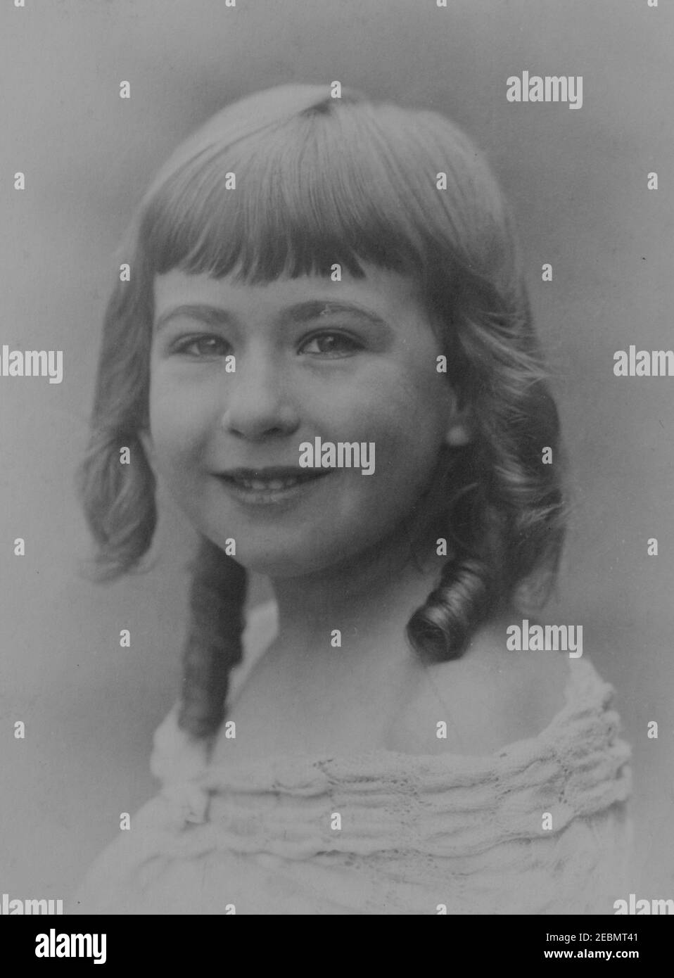 Fotografia monocromatica d'epoca di una giovane ragazza caucasica con anelli, risalente all'epoca edoardiana degli anni '20. Foto Stock