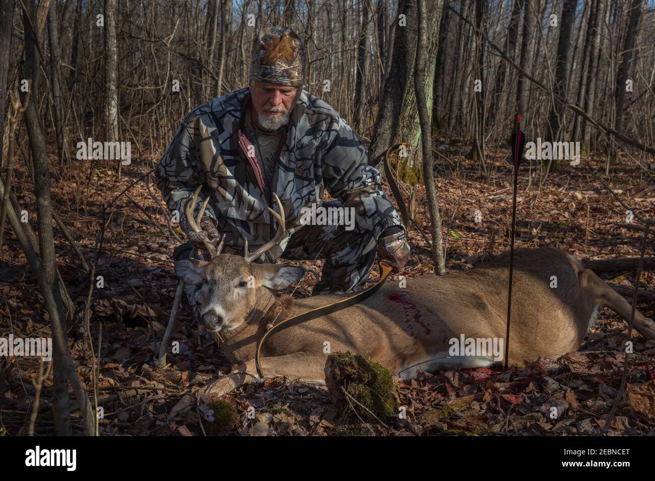 Ricurvo bowhunter immagini e fotografie stock ad alta risoluzione - Alamy