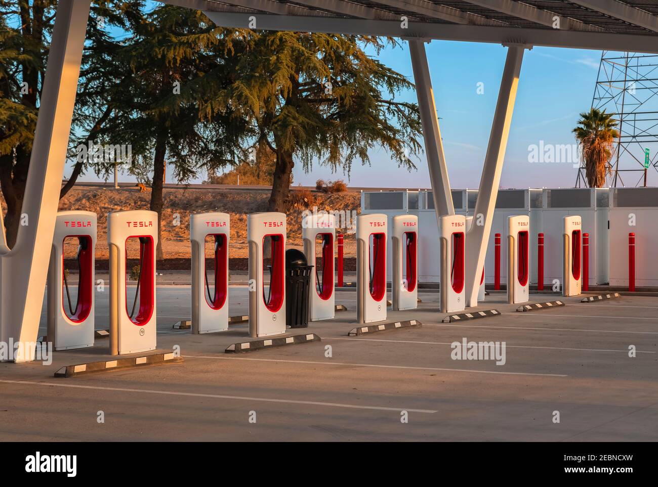 Firebaugh, USA - 21 gennaio 2021: File di super-caricabatterie elettrici Tesla vuoti dalla California Highway 5 Foto Stock