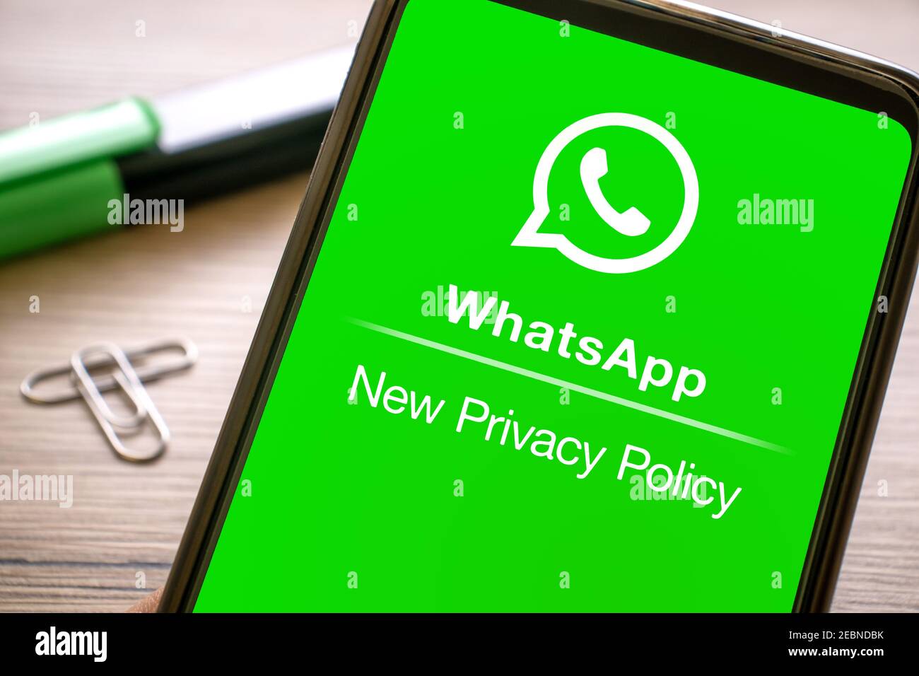 Whatsapp ha scritto una nuova informativa sulla privacy sullo schermo verde di uno smartphone. Telefono con nuovo accordo aggiornamento norme di sicurezza editoriale. Verona 08-02-21 Foto Stock