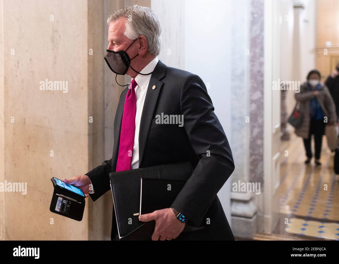 Washington, Stati Uniti. 12 Feb 2021. STATI UNITI - FEBBRAIO 12: Il Sen. Tommy Tuberville, R-Ala., tiene il suo telefono mentre lascia il Campidoglio dopo la sessione di processo di impeachment nel Senato venerdì 12 febbraio 2021. (Foto di Bill Clark/Pool/Sipa USA) Credit: Sipa USA/Alamy Live News Foto Stock