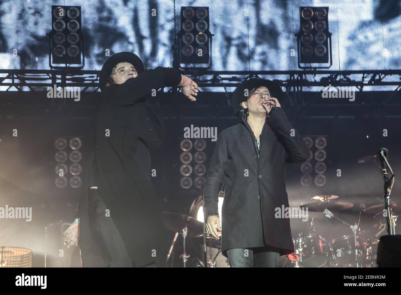 Pete Doherty e Carl Barat dei Libertines che chiudono il 2015 Reading Festival sul palco principale Foto Stock