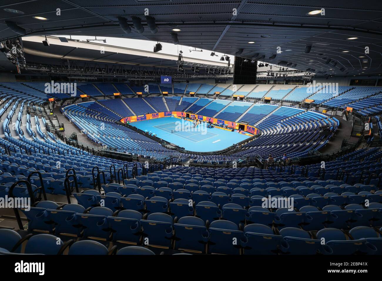 13 febbraio 2021: La Rod Laver Arena è in fase di preparazione per giocare senza folla pubblica all'Australian Open 2021, mentre lo stato entra in blocco a causa di un focolaio del virus Corona Covid-19 da parte di un lavoratore di quarantena in hotel. Dopo 5 giorni di tennis giocato in stadi con folla, il torneo è permesso al governo di continuare senza spettatori. La partita sarà tra 25° seme Karolina MUCHOVA della Repubblica Ceca e 6° seme Karolina PLISKOVA della Repubblica Ceca in una terza partita il giorno 6 dell'Australian Open ON è la prima partita dal momento che il blocco è iniziato a metà Foto Stock