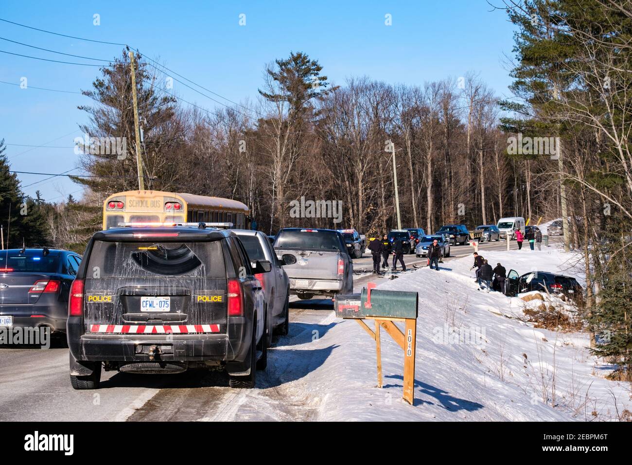 McNab/Braeside, Ontario, Canada - 12 febbraio 2021: I funzionari della polizia provinciale dell'Ontario (OPP) assistono i passeggeri e valutano la situazione sul posto Foto Stock