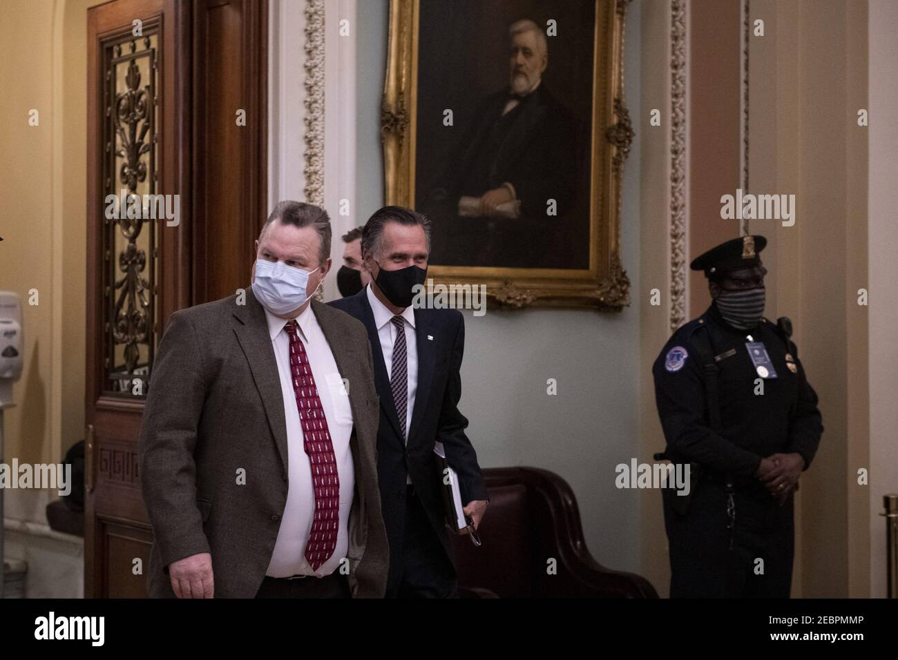 Senatore degli Stati Uniti Jon Tester (democratico del Montana), sinistra, E il senatore degli Stati Uniti Mitt Romney (repubblicano dello Utah), a destra, lascia la camera del Senato alla fine del quarto giorno del processo di impeachment del Senato dell'ex presidente Donald J. Trump al Campidoglio degli Stati Uniti a Washington, DC, venerdì 12 febbraio 2021. Credit: Rod Lamkey - Pool via CNP Foto Stock