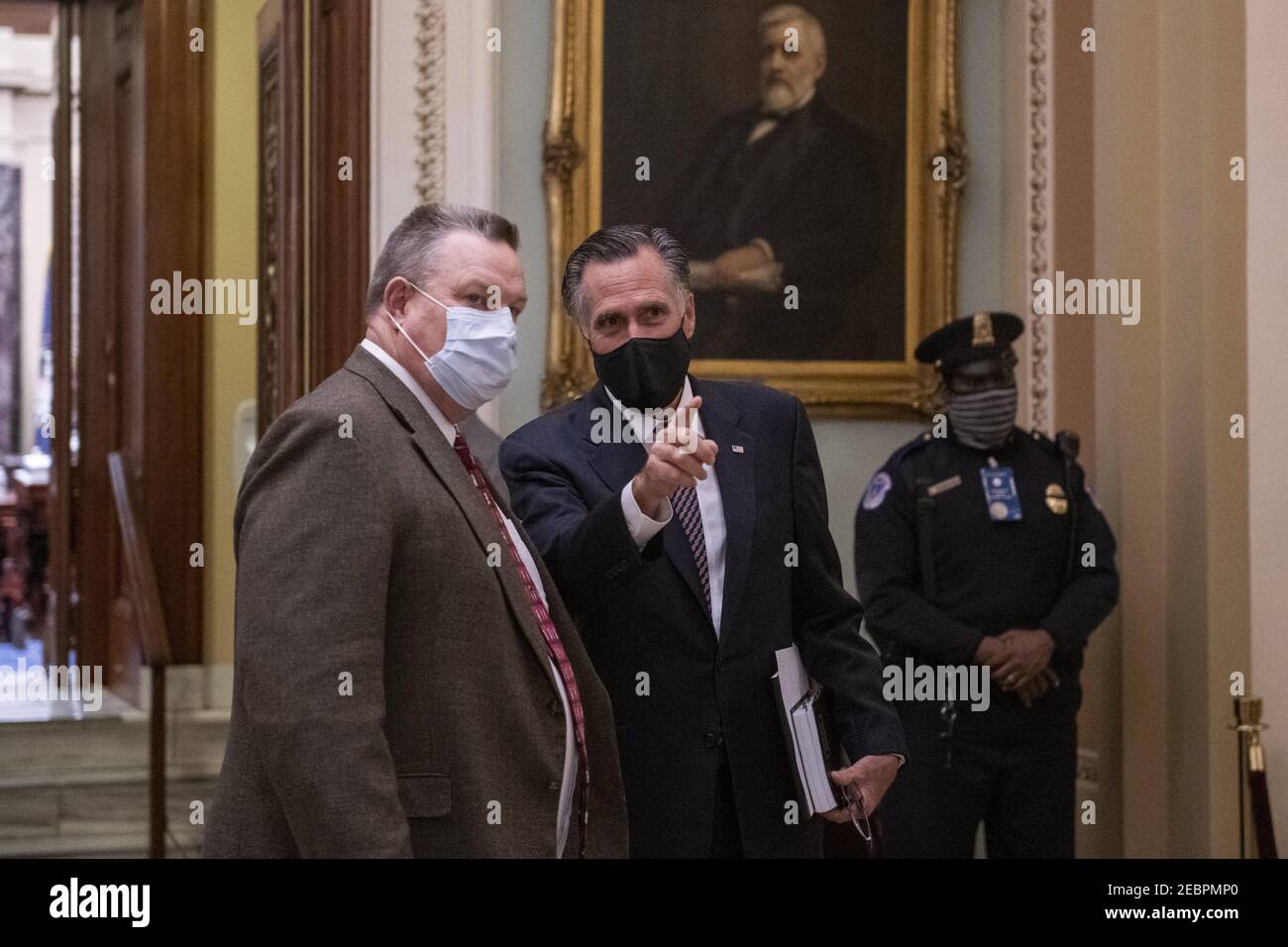 Senatore degli Stati Uniti Jon Tester (democratico del Montana), sinistra, E il senatore degli Stati Uniti Mitt Romney (repubblicano dello Utah), a destra, lascia la camera del Senato alla fine del quarto giorno del processo di impeachment del Senato dell'ex presidente Donald J. Trump al Campidoglio degli Stati Uniti a Washington, DC, venerdì 12 febbraio 2021. Credit: Rod Lamkey - Pool via CNP Foto Stock