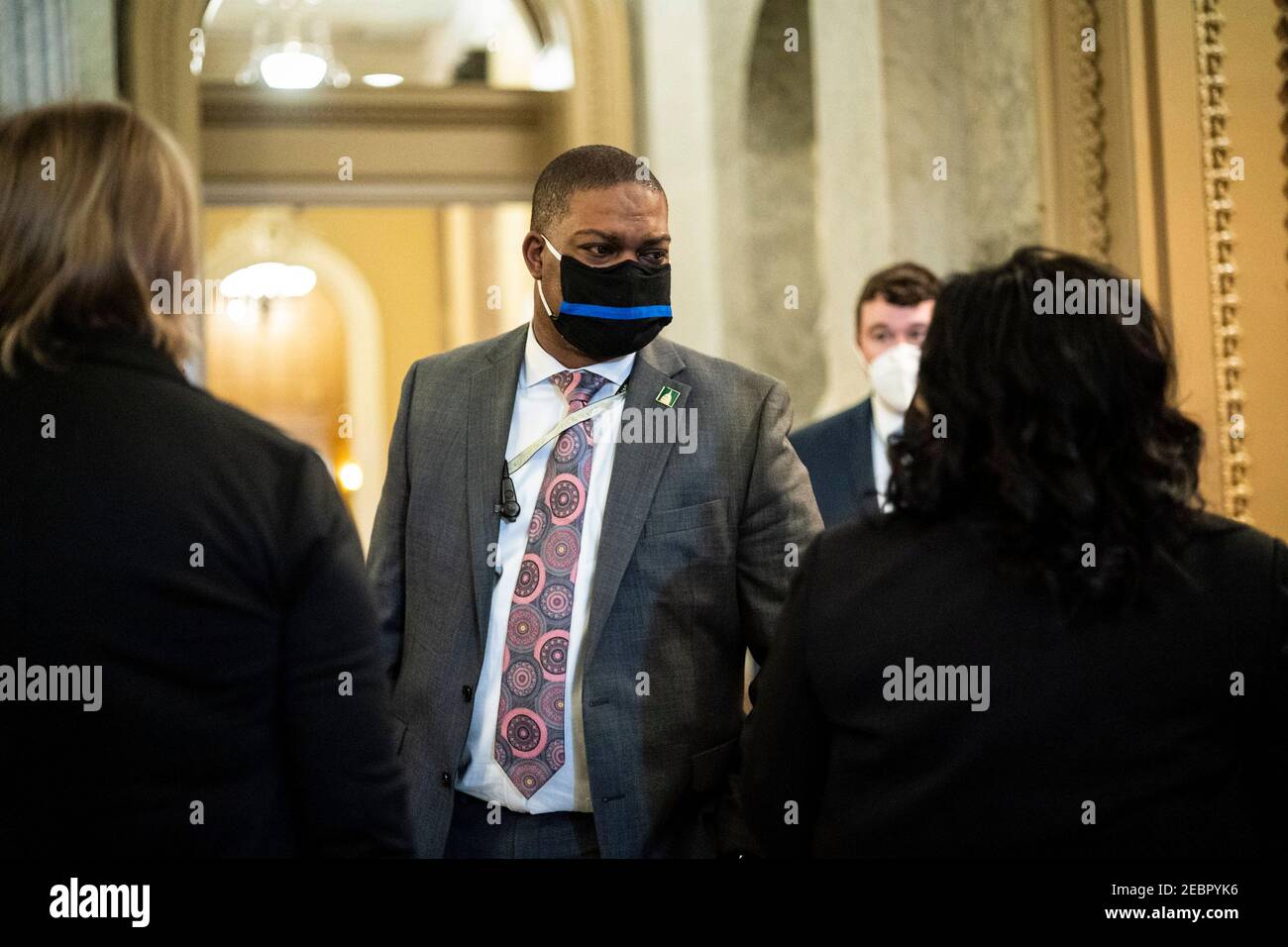 Washington, Stati Uniti. 12 Feb 2021. WASHINGTON, DC - FEBBRAIO 12: L'ufficiale della polizia di Capitol Hill Eugene Goodman parla con altri dopo il quarto giorno dei processi di impeachment del Senato per l'ex presidente Donald Trump su Capitol Hill venerdì 12 febbraio 2021 a Washington, DC. (Foto di Jabin Botsford/ Pool/Sipa USA) Credit: Sipa USA/Alamy Live News Foto Stock