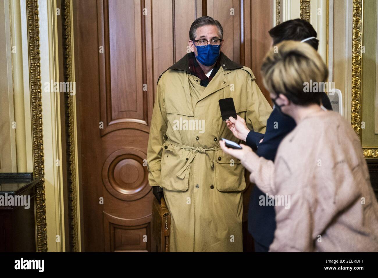 Washington, Stati Uniti. 12 Feb 2021. Bruce Castor, avvocato dell'ex presidente Donald Trump, parla con i giornalisti nella sala di accoglienza del Senato il quarto giorno del processo di impeachment del Senato dell'ex presidente Donald Trump su Capitol Hill venerdì 12 febbraio 2021 a Washington, DC. Pool Photo by Jabin Botsford/UPI Credit: UPI/Alamy Live News Foto Stock